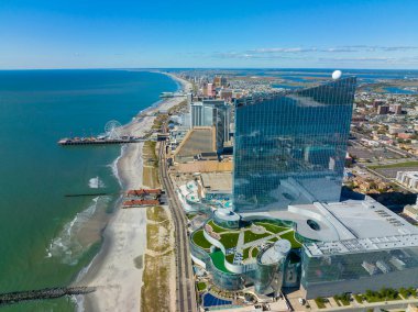 Atlantic City, New Jersey NJ, ABD 'deki Boardwalk' ta Ocean Casino Resort manzarası. 