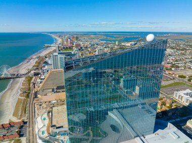Atlantic City, New Jersey NJ, ABD 'deki Boardwalk' ta Ocean Casino Resort manzarası. 