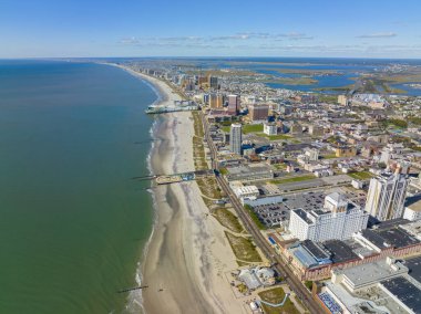 Atlantic City 'nin Atlantik City, New Jersey NJ, ABD' deki Boardwalk 'taki Central Pier Arcade de dahil olmak üzere hava manzarası. 