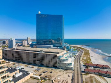 Atlantic City, New Jersey NJ, ABD 'deki Boardwalk' ta Ocean Casino Resort manzarası. 