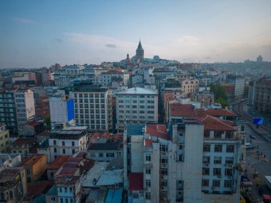 Türkiye 'nin tarihi İstanbul ilinin Beyoğlu ilçesinde sabah alacakaranlığı ile Galata Kulesi hava manzarası. İstanbul Tarihi Alanları, 1985 yılından bu yana UNESCO 'nun Dünya Mirasları Alanıdır.. 