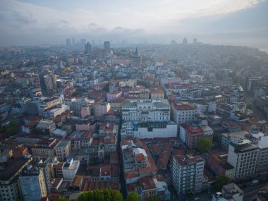 Türkiye 'nin tarihi İstanbul ilinin Beyoğlu ilçesinde sabah alacakaranlığı ile Galata Kulesi hava manzarası. İstanbul Tarihi Alanları, 1985 yılından bu yana UNESCO 'nun Dünya Mirasları Alanıdır.. 