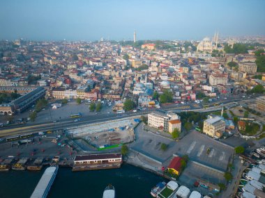Fatih, tarihi İstanbul kenti Rustem Paşa Camii ve Süleyman Camii de dahil olmak üzere sabah alacakaranlığı ile tarihi bölge hava manzarası. Tarihsel İstanbul Dünya Mirası Bölgesi. 