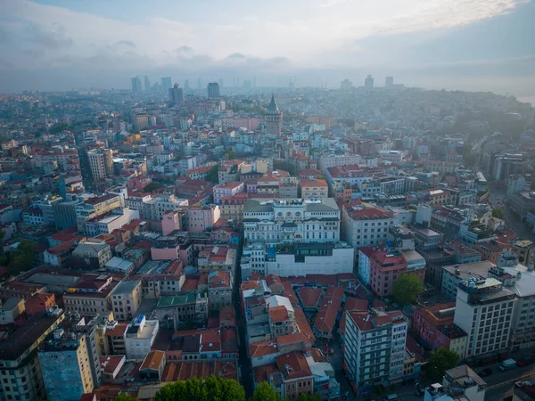 Türkiye 'nin tarihi İstanbul ilinin Beyoğlu ilçesinde sabah alacakaranlığı ile Galata Kulesi hava manzarası. İstanbul Tarihi Alanları, 1985 yılından bu yana UNESCO 'nun Dünya Mirasları Alanıdır.. 