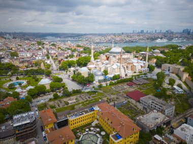 Türkiye 'nin tarihi İstanbul kenti Sultanahmet' te Ayasofya hava manzarası. İstanbul Tarihi Alanları, 1985 yılından bu yana UNESCO 'nun Dünya Mirasları Alanıdır.. 