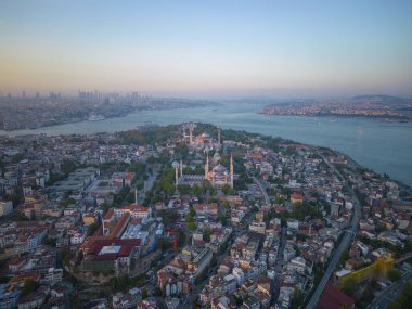 Sultanahmet 'in İstanbul ilçesinde, Sultanahmet Boğazı' nda gün batımında Mavi Cami Sultanı ve Ayasofya hava manzarası. İstanbul Tarihi Alanları, 1985 yılından bu yana UNESCO 'nun Dünya Mirasları Alanıdır.. 