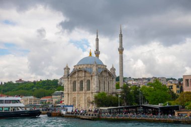 Tarihi İstanbul kenti Beşiktaş 'ta İstanbul Boğazı' ndaki Büyük Mecidiye Camii ve Ortakoy Camii. 