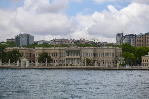 İstanbul 'un tarihi kenti Beşiktaş' ta bulunan Dolmabahce Sarayı 'nın Veliaht Prensi Konutu' ndaki Ulusal Saray Resim Müzesi (Resim Muzesi). Boğaz Boğazı 'ndan bakıldığında. 