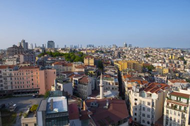 Türkiye 'nin tarihi İstanbul kentindeki Galata Kulesi' nin tepesinden Beyoğlu ve Beşiktaş 'ın tarihi hava manzarası. 