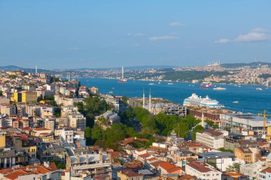 İstanbul 'un İstanbul kentindeki Galata Kulesi' nin tepesinden bakıldığında, Beyoğlu tarihi ilçesi ve Asya 'nın Uskudar ilçesi Boğaz Köprüsü (15 Temmuz Şehitleri Köprüsü) ile İstanbul' un İstanbul kentindeki Galata Kulesi 'nin karşısında yer alıyor.. 