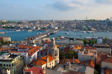 Karakoy ve Gatala Koprusu Köprüsü, Türkiye 'nin İstanbul kentindeki Beyoğlu tarihi ilçesinde tarihi Eminonu' nun arka planında yer aldığı Galata Kulesi 'nin tepesinden Golden Horn hava manzarasına sahipler.. 