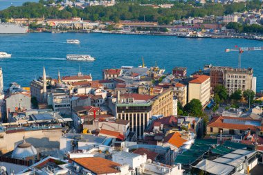 İstanbul 'un Beyoğlu tarihi ilçesindeki Galata Kulesi' nin tepesinden Karakoy ve Altın Boynuz hava manzarası. 