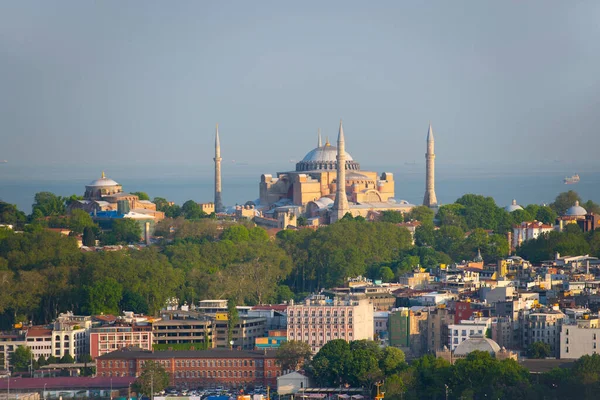 하기아 소피아는 터키의 역사적 이스탄불에서 메트에 갈라타 타워에서 바라보았다 이스탄불의 — 스톡 사진