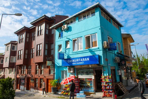 トルコのイスタンブールの歴史的な都市にあるスルタンアフメトのCankurtaran Meydani StreetにあるCankurtaran Mini Market イスタンブールの歴史地区はユネスコの世界遺産に登録されています — ストック写真