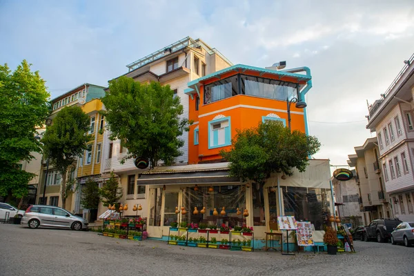 トルコのイスタンブールの歴史的な街 スルタナヘトにあるAmiral Tafdil StreetにあるRainbow Fish Meat Restaurant イスタンブールの歴史地区はユネスコの世界遺産に登録されています — ストック写真