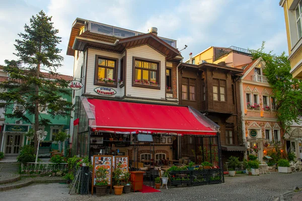 トルコのイスタンブールの歴史的な街 スルタンアフメトにあるAmiral Tafdil StreetにあるDubbエスニックレストラン イスタンブールの歴史地区はユネスコの世界遺産に登録されています — ストック写真