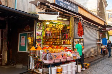 Tarihi İstanbul kenti Eminonu 'da Spice Bazaar yakınlarındaki bir baharat dükkanı. İstanbul 'un Tarihi Alanları Dünya Mirası Alanı. 