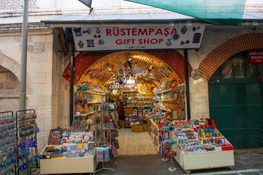 Tarihi İstanbul kenti Eminonu 'da Spice Bazaar yakınlarındaki bir baharat dükkanı. İstanbul 'un Tarihi Alanları Dünya Mirası Alanı. 