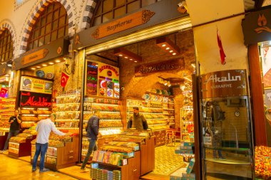 Tarihi İstanbul kenti Eminonu 'da Spice Bazaar' da bir baharat dükkanı. İstanbul 'un Tarihi Alanları Dünya Mirası Alanı. 