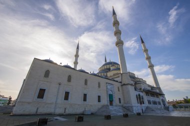 Kocatepe Camii (Türkçe: Kocatepe Camii), Ankara 'nın Kizilay ilçesine bağlı Kocatepe semtindeki en büyük camidir.. 