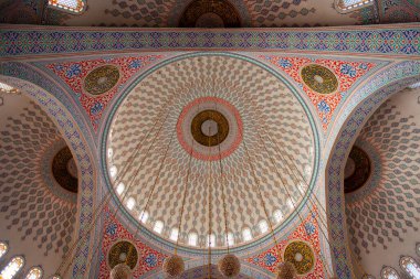 Kocatepe Camii Kocatepe Camii tavanı. Cami, Ankara 'nın Çankaya ilçesinin Kizilay ilçesindeki Kocatepe semtindeki en büyük camii.. 