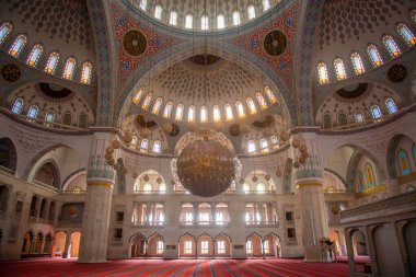 Kocatepe Camii Kocatepe Camii 'nin içi. Cami, Ankara 'nın Çankaya ilçesinin Kizilay ilçesindeki Kocatepe semtindeki en büyük camii.. 