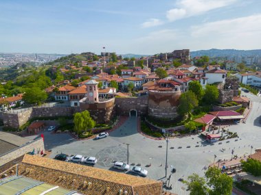 Ankara Şatosu (Türkçe: Ankara Kalesi) Kule ve tarihi binaların hava manzaralı ana kapısı. Şato, Ankara 'nın Altindağ ilçesinde tarihi bir kaledir.. 