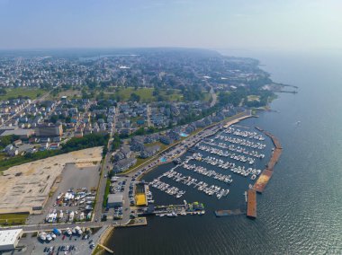 Borden Light Marina 'nın Taunton Nehri' ndeki hava manzarası. Fall River modern şehrinin Fall River, Massachusetts MA, ABD 'nin arka tarafında ufuk çizgisi.. 