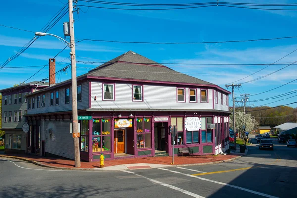 Amesbury, Massachusetts MA 'nın tarihi şehir merkezinde Water Caddesi' ndeki tarihi ticari binalar.. 