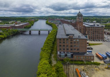 Ayer Mills 'in Lawrence şehir merkezindeki Merrimack Nehri' ndeki havadan görüntüsü, Massachusetts MA, ABD. Tarihi bina 1910 'da inşa edildi ve şimdi terk edildi.. 