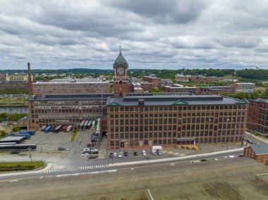 Ayer Mills 'in Lawrence şehir merkezindeki Merrimack Nehri' ndeki havadan görüntüsü, Massachusetts MA, ABD. Tarihi bina 1910 'da inşa edildi ve şimdi terk edildi.. 
