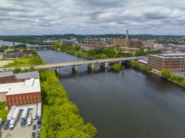 Pacific Mills ve Pemberton Park 'ın Merrimack Nehri üzerinde nehir köprüsü manzaralı Lawrence, Massachusetts MA, ABD. Tarihi bina 1910 'da inşa edildi ve şimdi terk edildi.. 