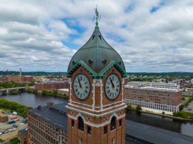 Ayer Mills 'in Lawrence şehir merkezindeki Merrimack Nehri' ndeki havadan görüntüsü, Massachusetts MA, ABD. Tarihi bina 1910 'da inşa edildi ve şimdi terk edildi.. 