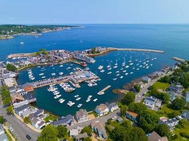 Rockport Limanı hava görüntüsü Bearskin Neck ve Motif 1 numaralı bina tarihi sahil kasabası Rockport, Massachusetts MA, ABD. 