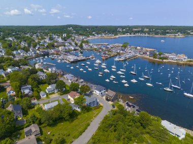 Rockport Limanı hava görüntüsü Bearskin Neck ve Motif 1 numaralı bina tarihi sahil kasabası Rockport, Massachusetts MA, ABD. 