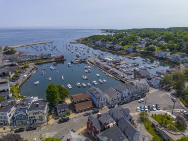 Rockport Limanı hava görüntüsü Bearskin Neck ve Motif 1 numaralı bina tarihi sahil kasabası Rockport, Massachusetts MA, ABD. 