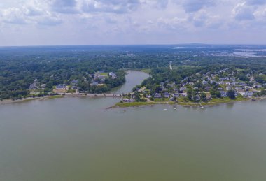 Hingham Limanı 'nın tarihi liman köyü ve Boston, Massachusetts MA, ABD yakınlarındaki Hingham kasabasındaki Broad Cove da dahil olmak üzere hava manzarası.