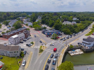 Hingham tarihi şehir merkezinin Summer Caddesi ve North Caddesi 'ndeki havadan görüntüsü Hingham, Massachusetts MA, ABD.