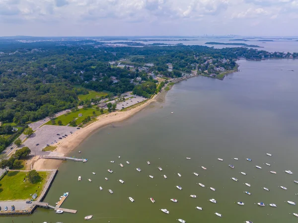 Boston, Massachusetts MA, ABD yakınlarındaki Hingham kasabasında tarihi liman köyü ve Bathing Beach de dahil olmak üzere Hingham Limanı hava manzarası.