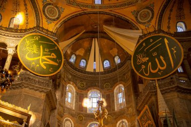 Türkiye 'nin tarihi İstanbul kenti Sultanahmet' te saf haldeki Ayasofya Haligrafik Yuvarlak. Tarihsel İstanbul, 1985 yılından bu yana bir Dünya Mirası Alanı. 