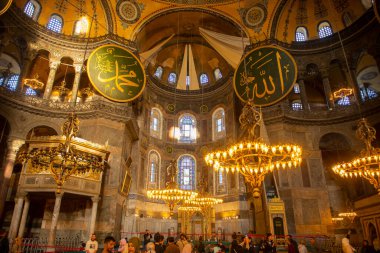 Türkiye 'nin tarihi İstanbul kenti Sultanahmet' te Nave ve mihrab, mihrab ve minbar da dahil olmak üzere Ayasofya 'nın içi. İstanbul Tarihi Alanları, 1985 yılından bu yana UNESCO 'nun Dünya Mirasları Alanıdır.. 