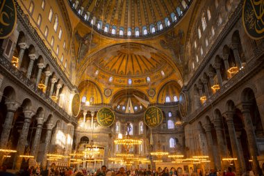 Türkiye 'nin tarihi İstanbul kenti Sultanahmet' te Nave ve mihrab, mihrab ve minbar da dahil olmak üzere Ayasofya 'nın içi. İstanbul Tarihi Alanları, 1985 yılından bu yana UNESCO 'nun Dünya Mirasları Alanıdır.. 