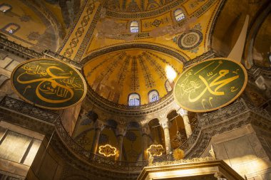 Türkiye 'nin tarihi İstanbul kenti Sultanahmet' te saf haldeki Ayasofya Haligrafik Yuvarlak. Tarihsel İstanbul, 1985 yılından bu yana bir Dünya Mirası Alanı. 