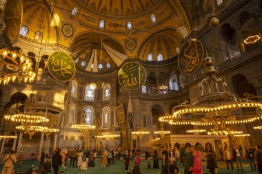 Türkiye 'nin tarihi İstanbul kenti Sultanahmet' te Nave ve mihrab, mihrab ve minbar da dahil olmak üzere Ayasofya 'nın içi. İstanbul Tarihi Alanları, 1985 yılından bu yana UNESCO 'nun Dünya Mirasları Alanıdır.. 