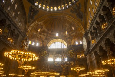 Türkiye 'nin tarihi İstanbul kenti Sultanahmet' te Nave ve mihrab, mihrab ve minbar da dahil olmak üzere Ayasofya 'nın içi. İstanbul Tarihi Alanları, 1985 yılından bu yana UNESCO 'nun Dünya Mirasları Alanıdır.. 