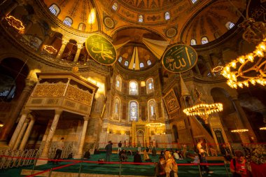 Türkiye 'nin tarihi İstanbul kenti Sultanahmet' te Nave ve mihrab, mihrab ve minbar da dahil olmak üzere Ayasofya 'nın içi. İstanbul Tarihi Alanları, 1985 yılından bu yana UNESCO 'nun Dünya Mirasları Alanıdır.. 