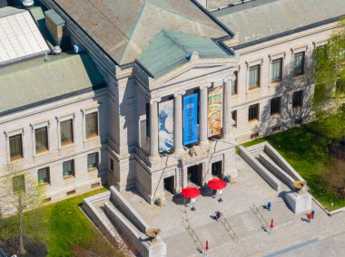 Boston, Massachusetts MA, ABD 'deki Fenway semtinde 465 Huntington Bulvarı' ndaki Güzel Sanatlar Müzesi ana giriş manzarası..