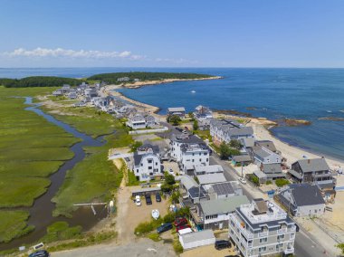 ABD 'nin Massachusetts MA, Scituate kasabası, Minot köyünde arka planda Scitate Neck ile Minot Plajı hava manzaralı tarihi malikanesi. 