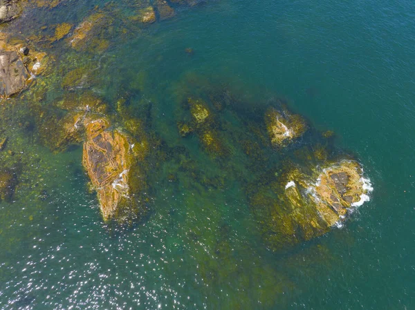 Minot kasabası, Scituate, Massachusetts MA, ABD 'deki Minot Beach hava sahasında kaya ve kayalık sahiller.. 