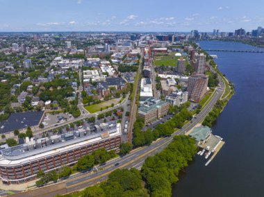 Cambridge modern şehir gökyüzü görüntüsü Cambridgeport yakınlarındaki MIT arka planında Charles River, Cambridge, Massachusetts MA, ABD. 